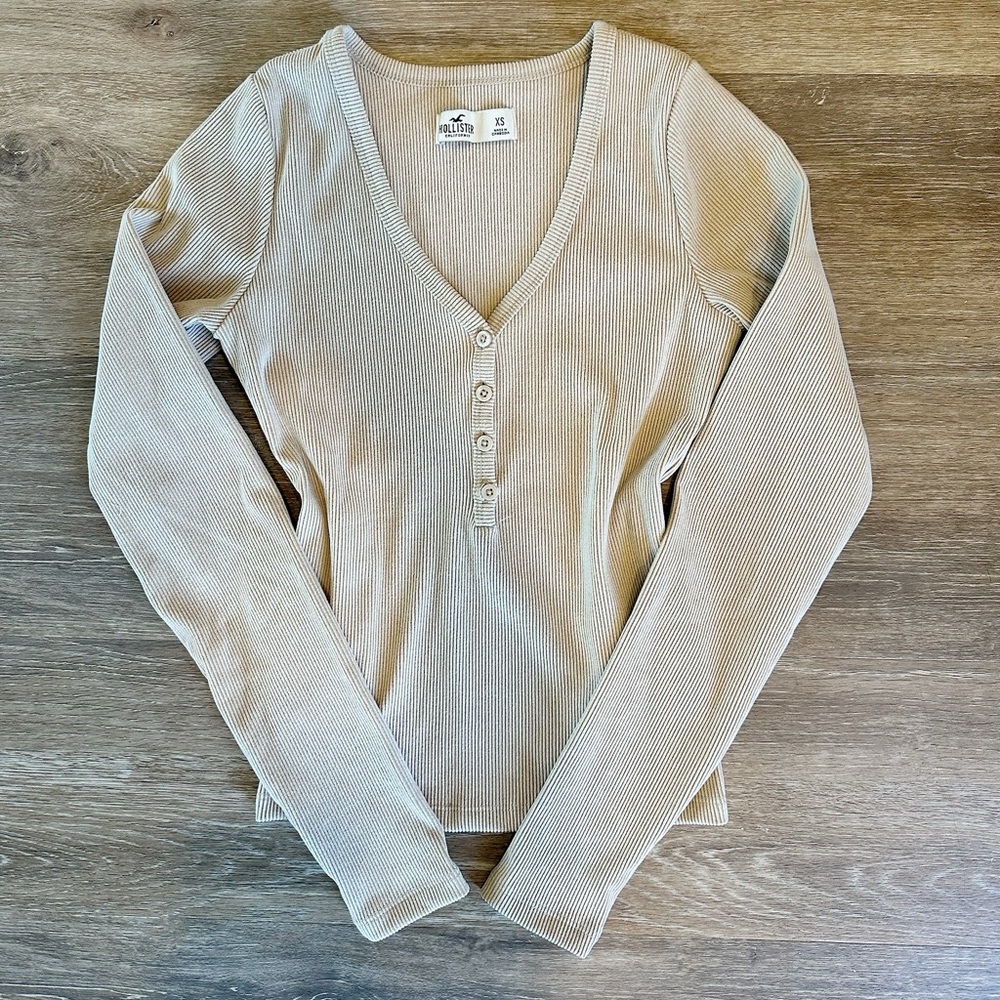 Hollister Women's Tan Ribbed V-Neck Long Sleeve Top